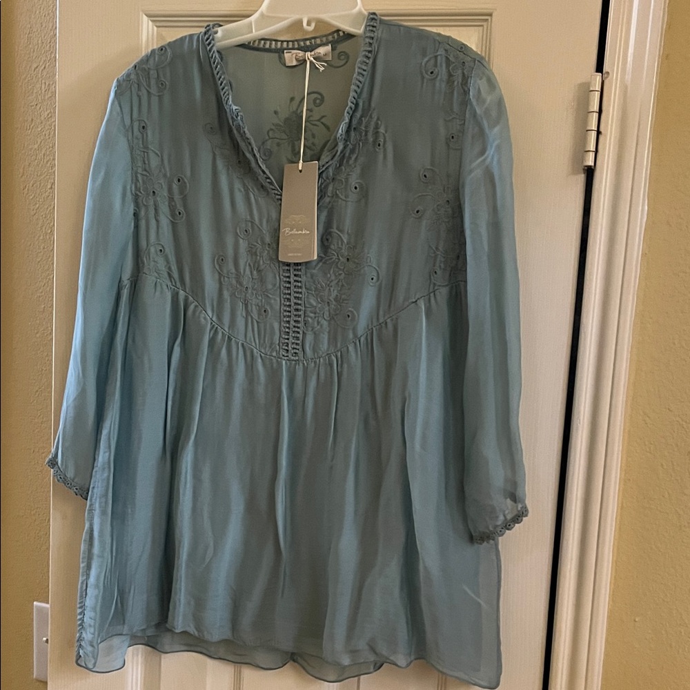 NWT-Chic Light Green Silk Embroidered Blouse-Medium